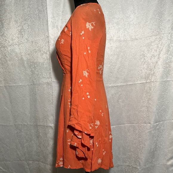 Free People Boho Floral Mini Dress Orange Bell Sleeve Surplice V-Neck Size 0 - Picture 2 of 12